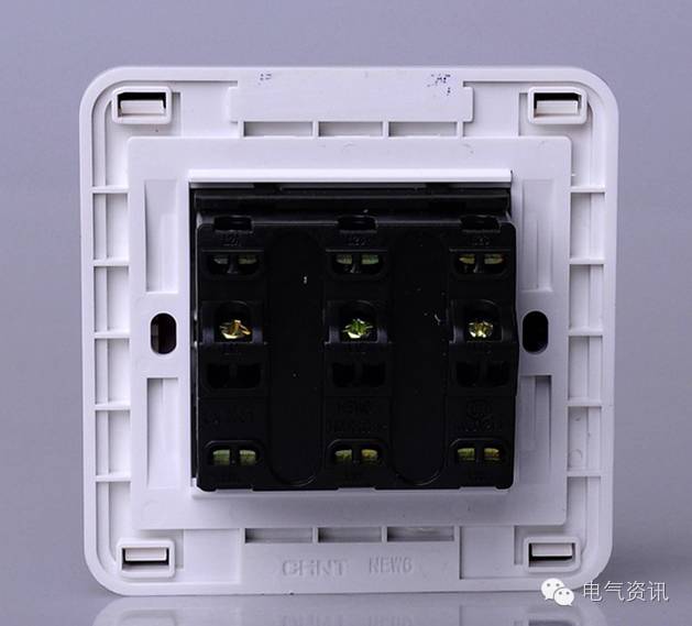 两名外国人吃饭逃单被老板拦截